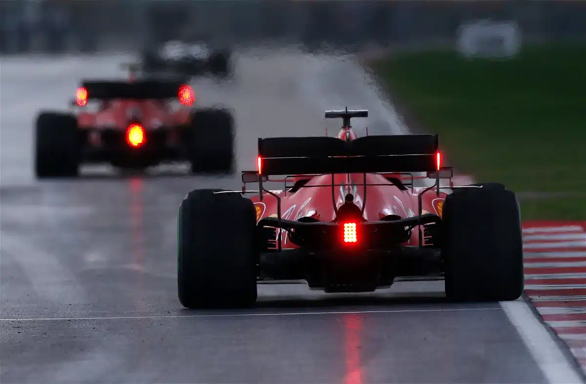 - ¿Qué significa la luz roja parpadeante en la parte trasera de un coche de Fórmula 1?