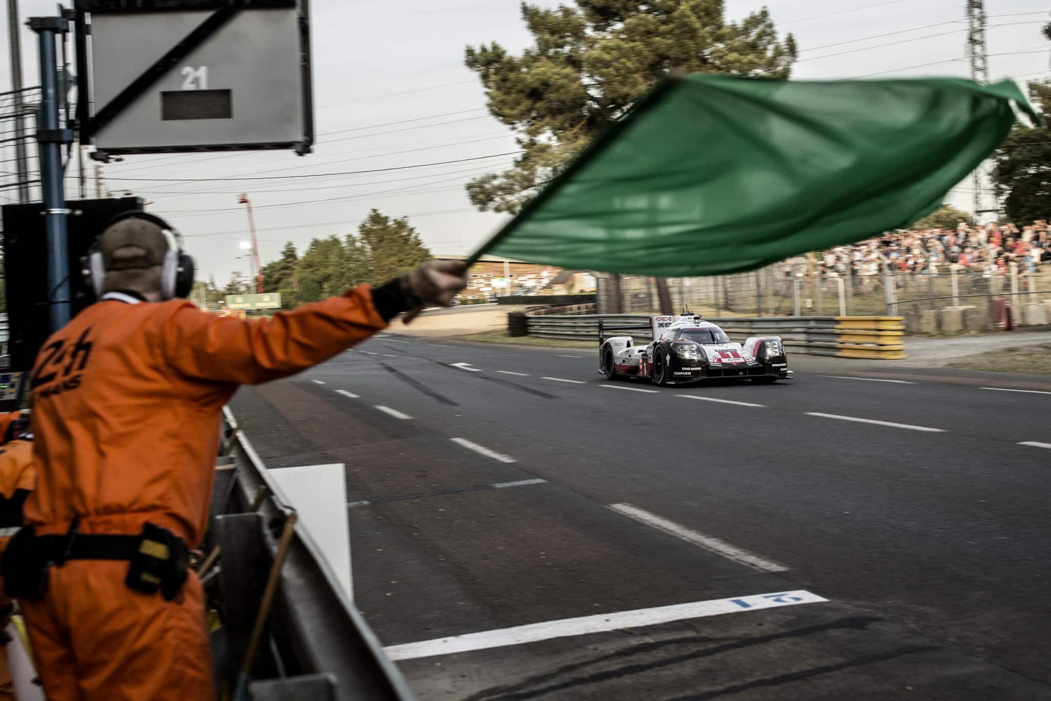 - Bandera verde en las carreras de F1: una señal para que los conductores reanuden las carreras.